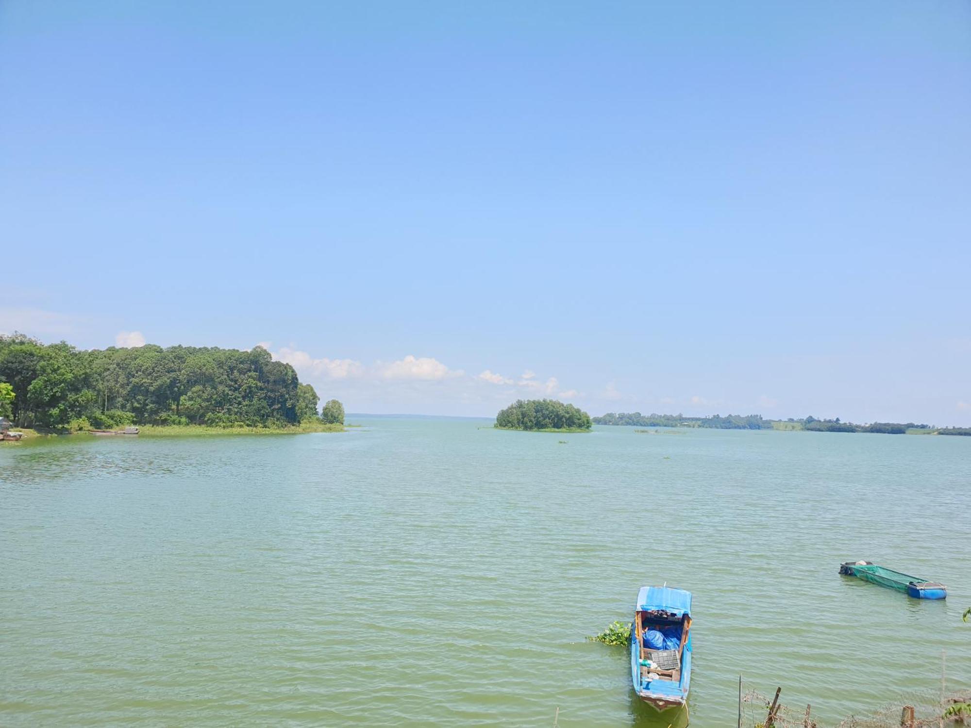 Xa Gia Tan Ben Ho Homestay المظهر الخارجي الصورة
