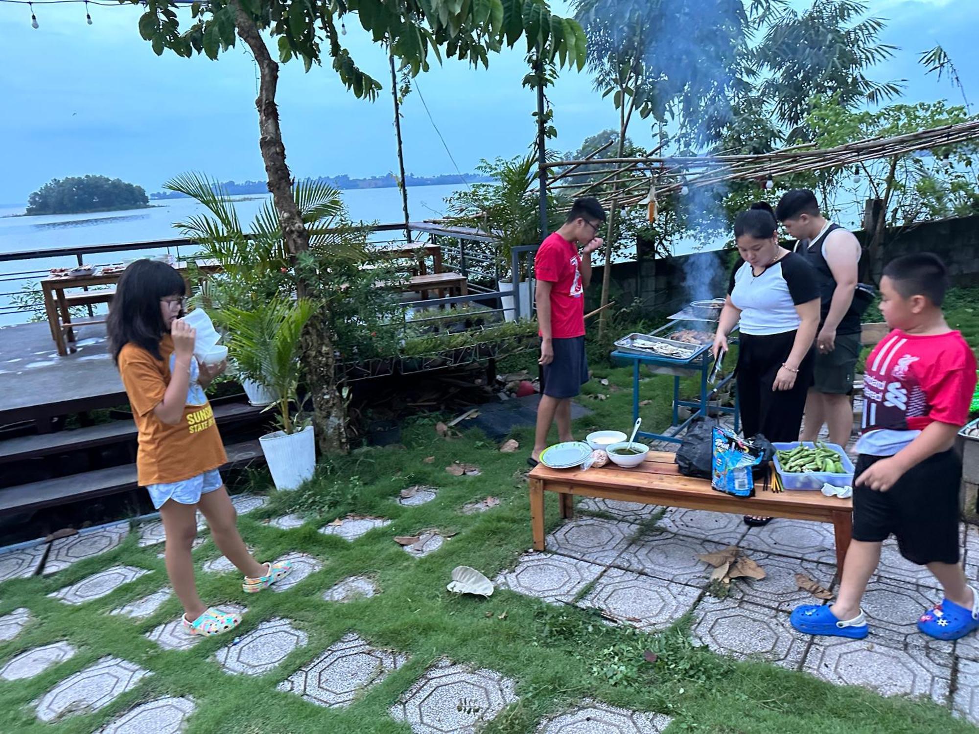 Xa Gia Tan Ben Ho Homestay المظهر الخارجي الصورة
