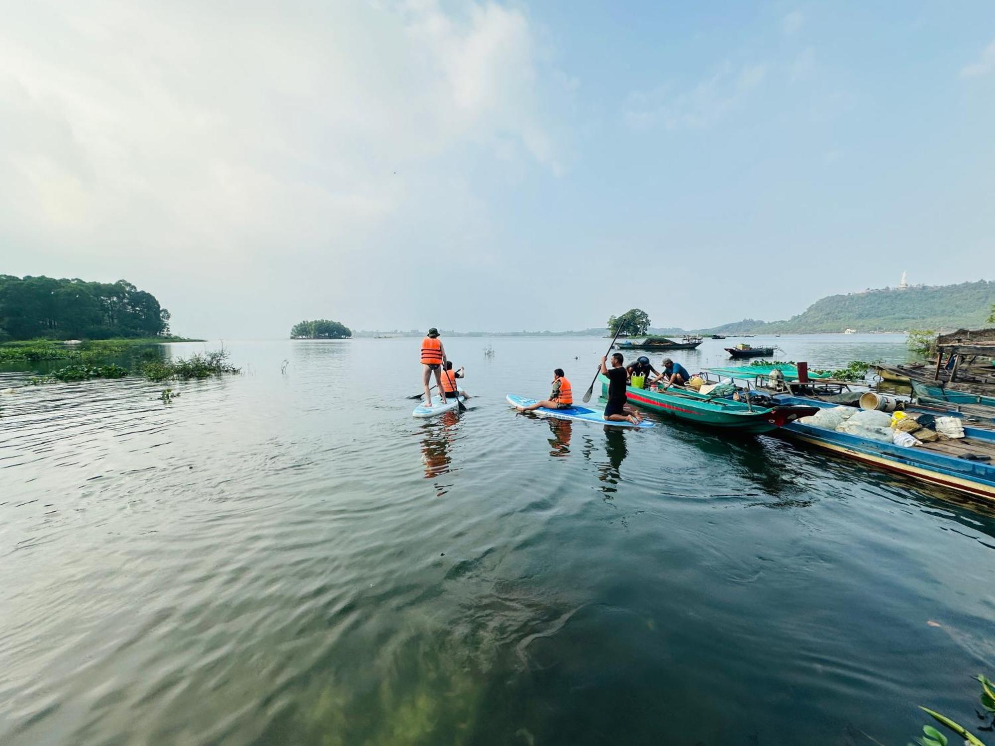 Xa Gia Tan Ben Ho Homestay المظهر الخارجي الصورة